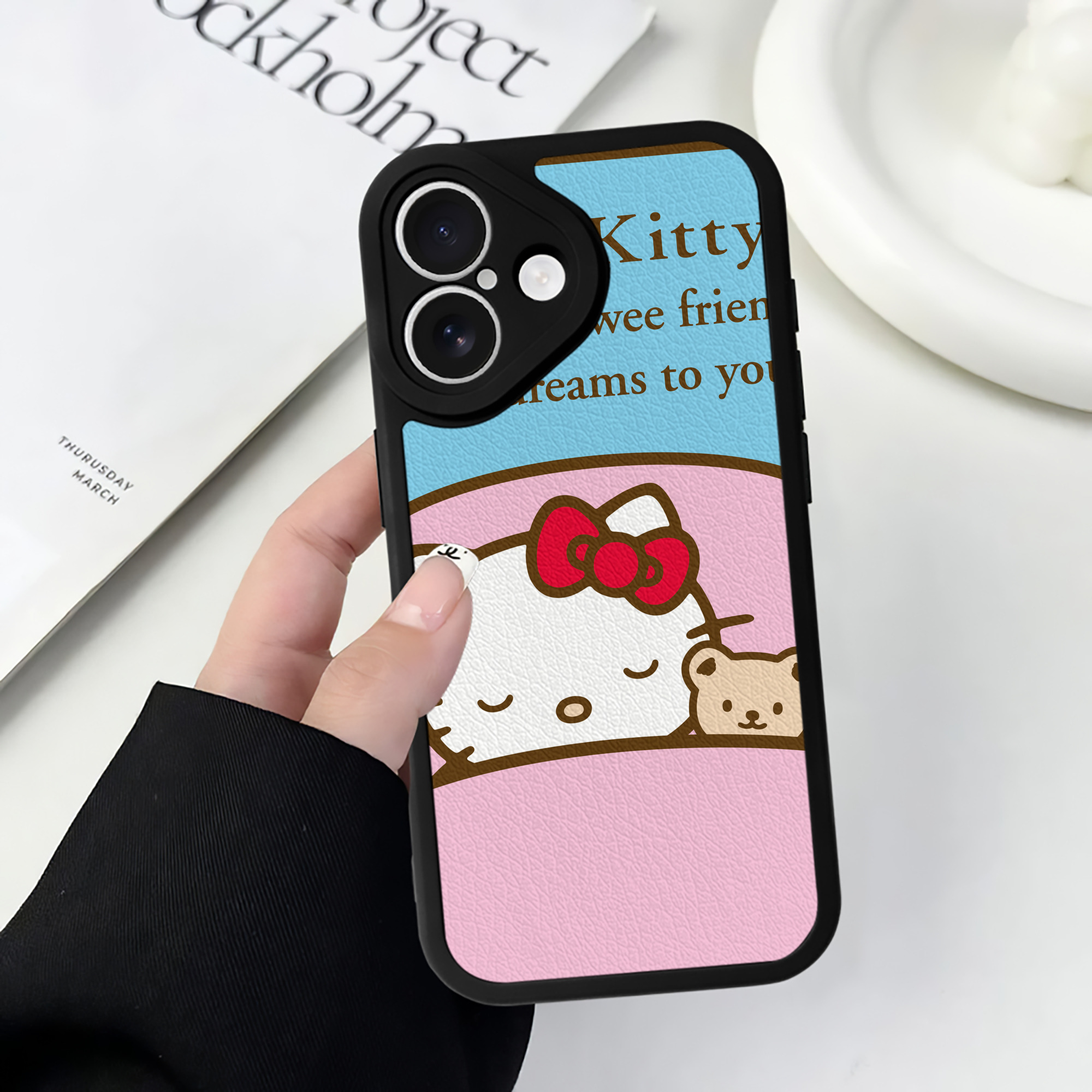 （画像用） Hello Kitty ハローキティ 【iPhone 16シリーズ対応】シリコンスマホケース（レザー調） 材質：シリコン